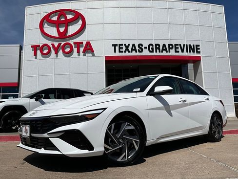 Used 2025 Hyundai Elantra Limited image 2