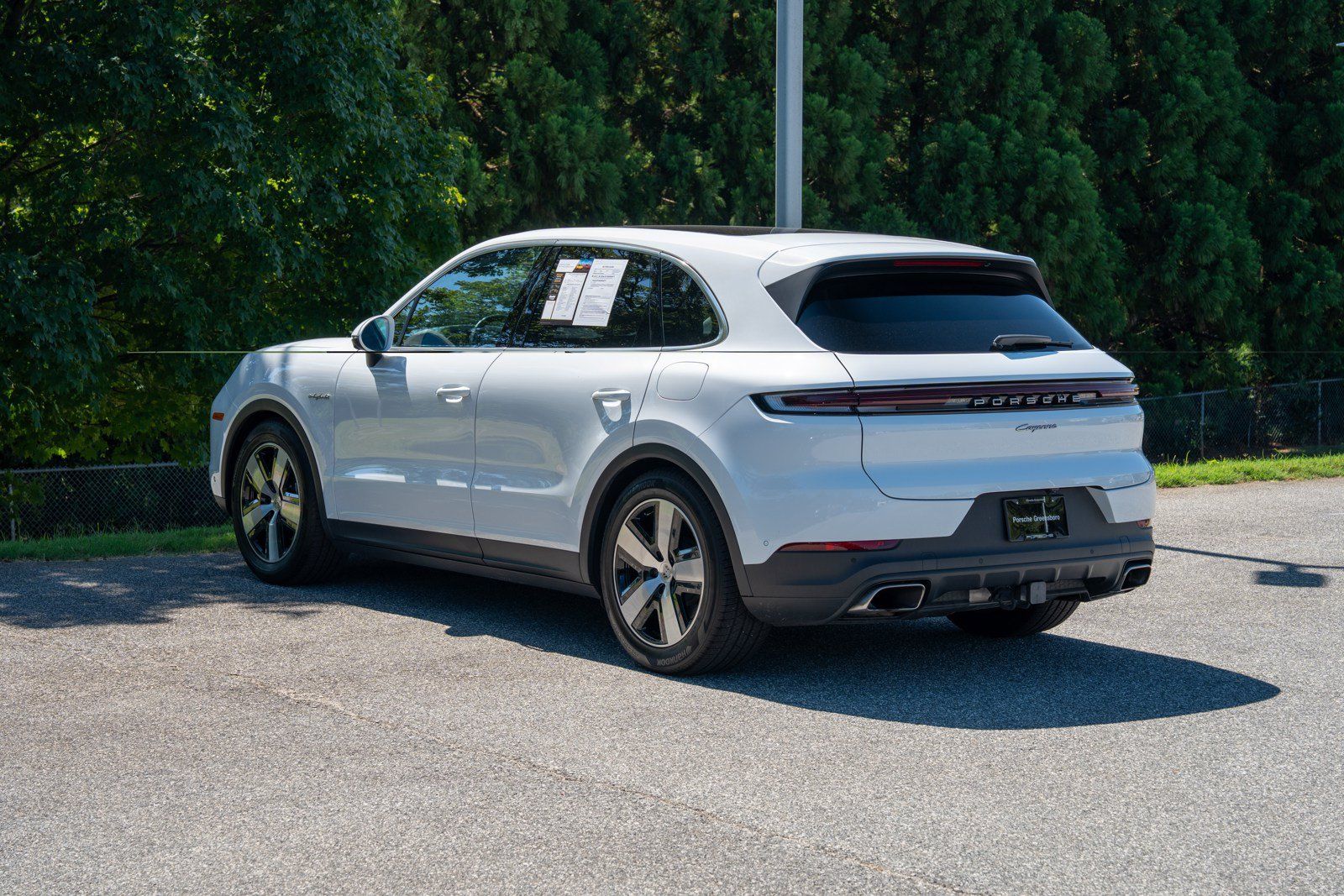 Certified 2026 Porsche Cayenne E-Hybrid AWD/4WD image 3