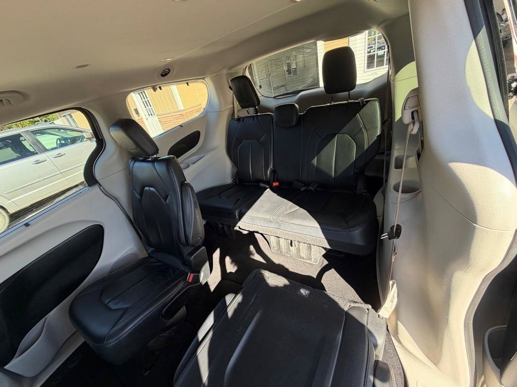 Used 2019 Chrysler Pacifica Touring-L FWD image 15