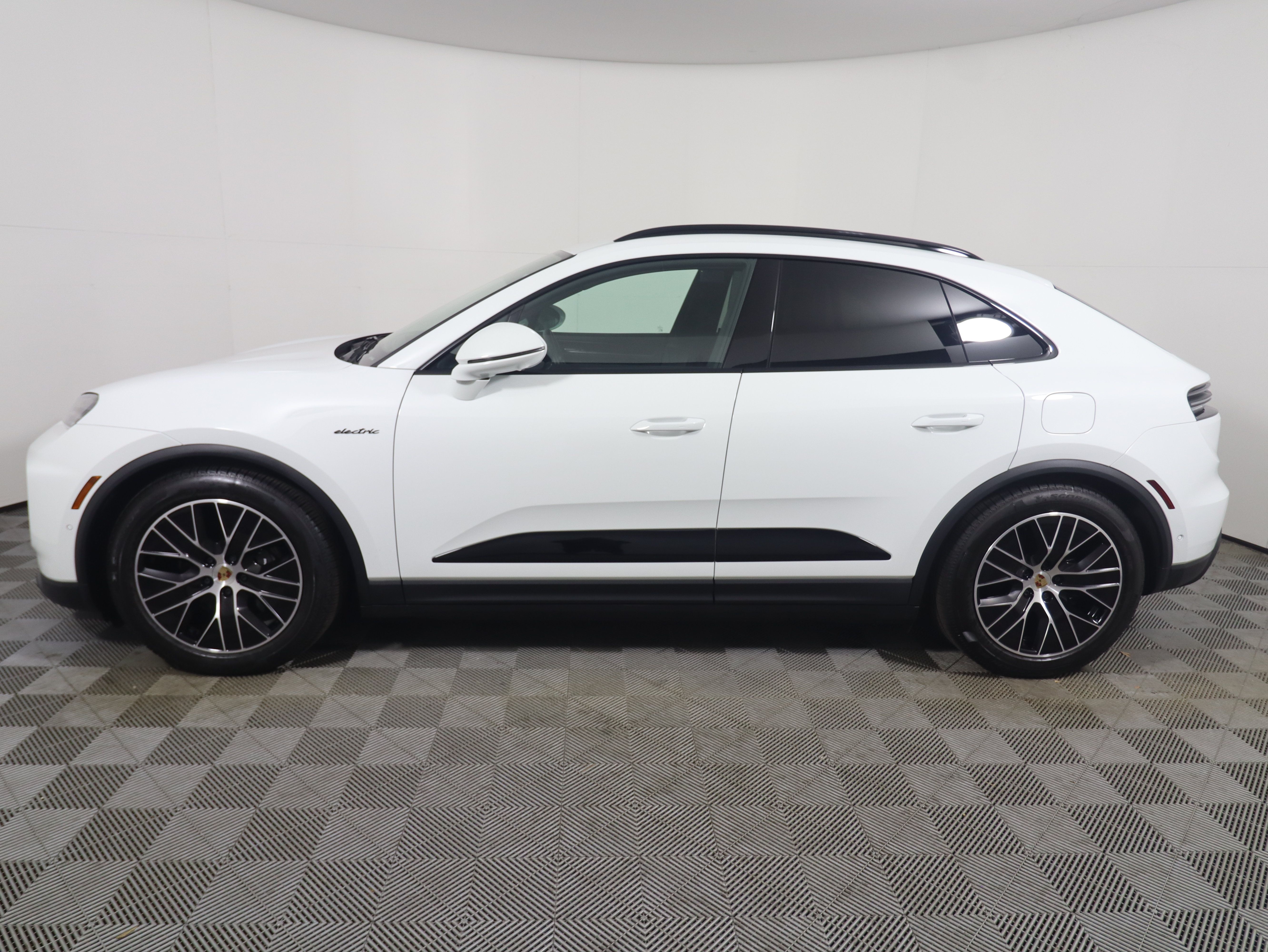Used 2025 Porsche Macan 4 Electric AWD/4WD image 2