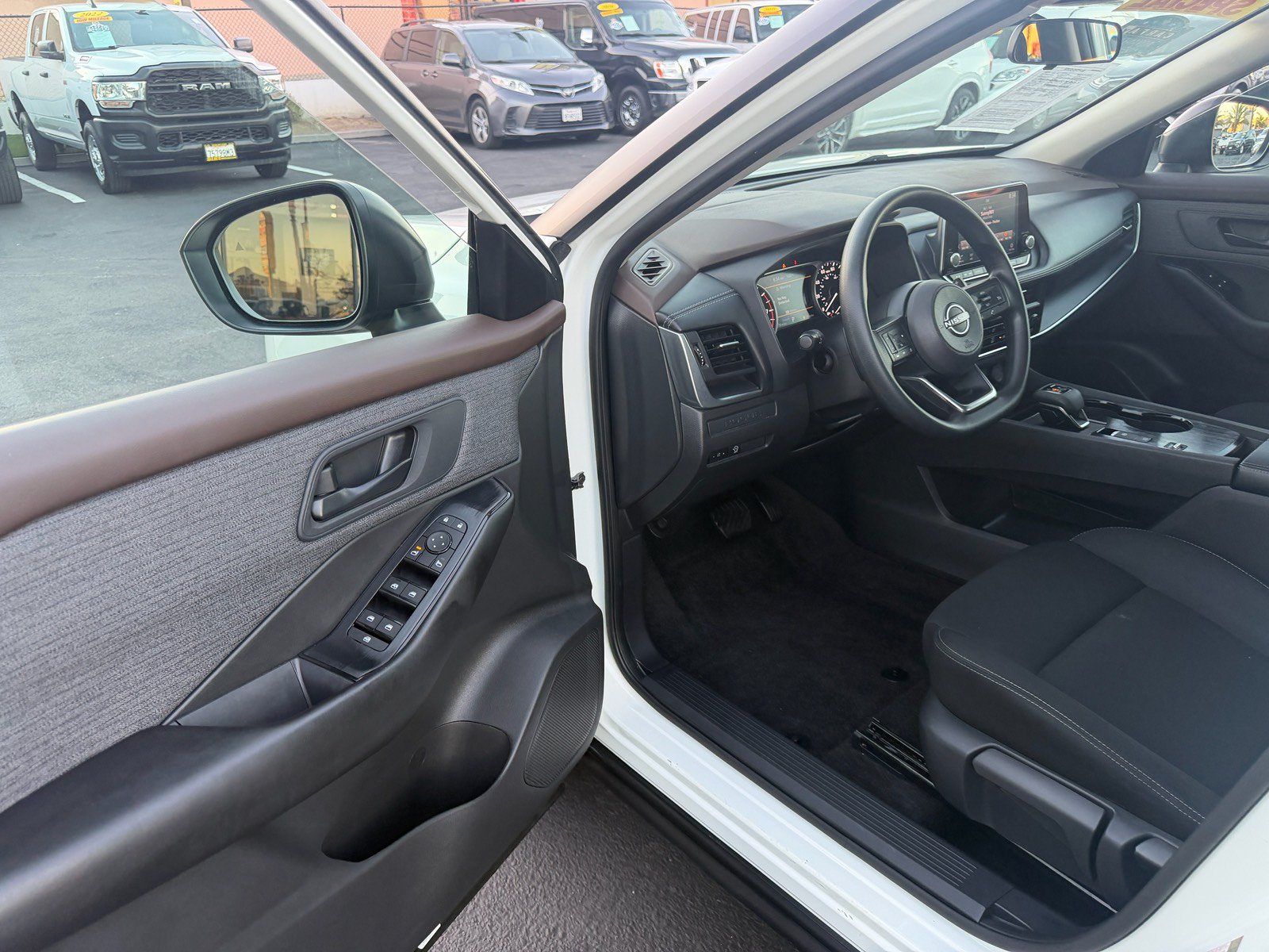 Used 2023 Nissan Rogue S FWD image 16