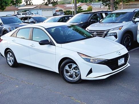 Used 2021 Hyundai Elantra SE w/ Cargo Package image 3