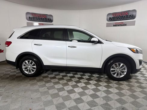 Used 2018 Kia Sorento FWD image 2