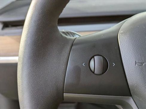 Used 2022 Tesla Model Y Performance image 11