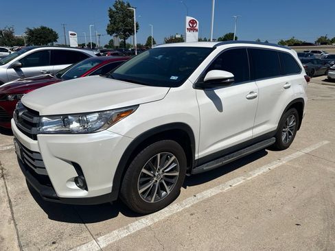 Used 2019 Toyota Highlander XLE FWD image 1
