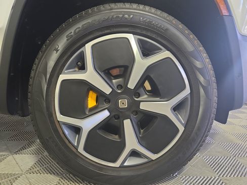 Used 2024 Rivian R1S Adventure AWD/4WD image 11