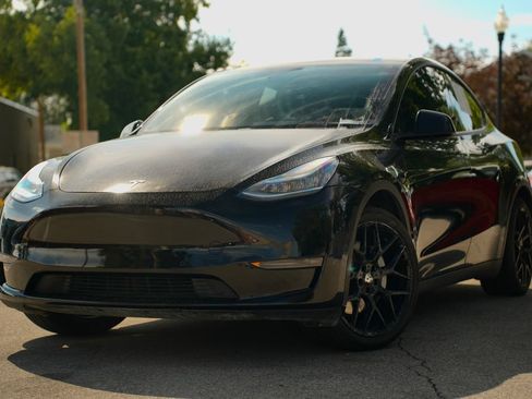 Used 2020 Tesla Model Y Long Range AWD/4WD image 1