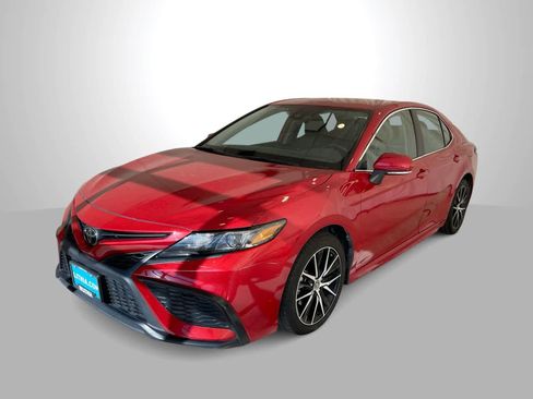 Used 2023 Toyota Camry SE FWD image 1