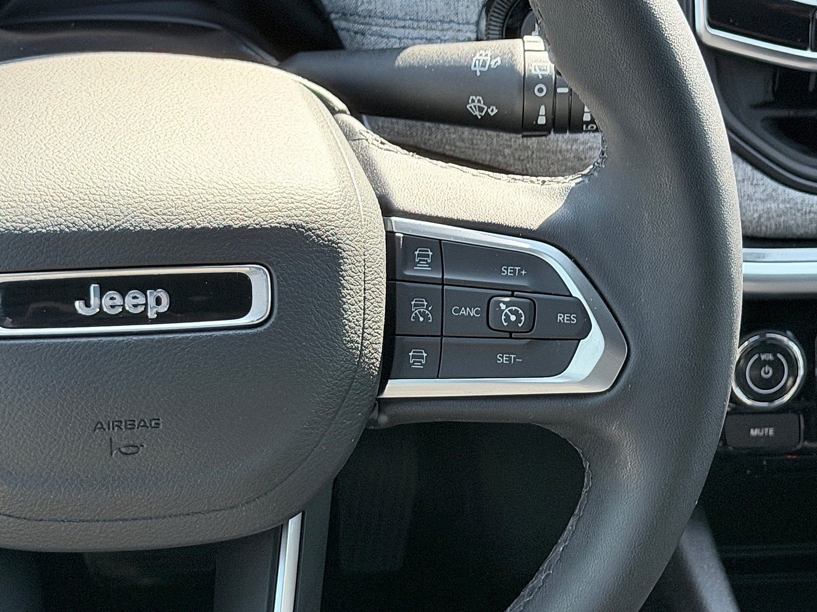 Used 2024 Jeep Compass Latitude w/ Convenience Group AWD/4WD image 32