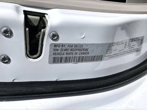 Used 2023 Chrysler Pacifica Touring-L FWD image 18