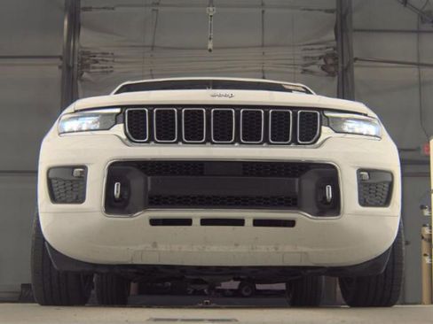 Used 2023 Jeep Grand Cherokee Overland AWD/4WD image 3