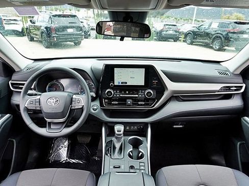 Used 2023 Toyota Highlander LE AWD/4WD image 28