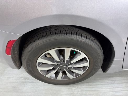 Used 2021 Chrysler Pacifica Touring-L FWD image 10
