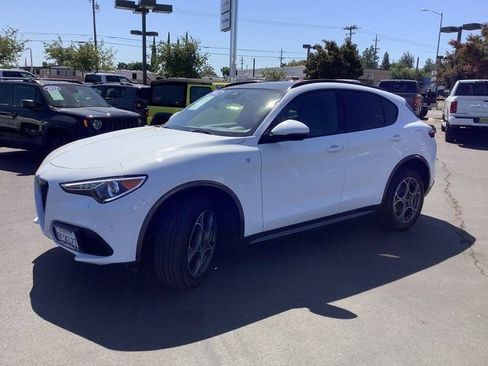 Used 2022 Alfa Romeo Stelvio Ti image 5