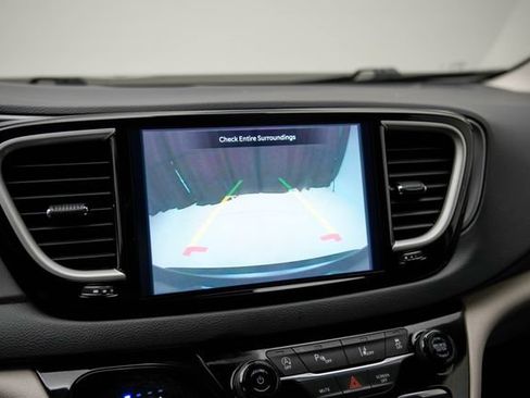 Used 2023 Chrysler Pacifica Touring-L FWD image 29