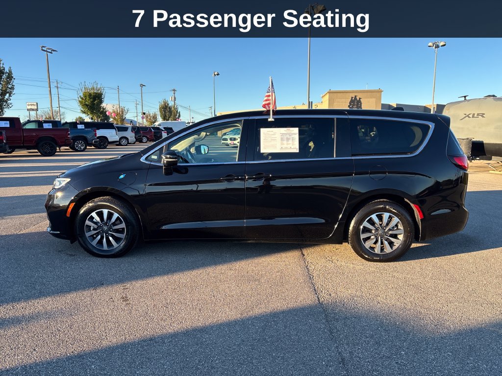 Used 2024 Chrysler Pacifica Limited FWD image 2