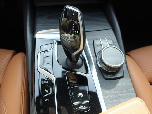 Used 2021 BMW 530e w/ Premium Package image 36