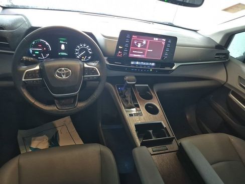 Used 2023 Toyota Sienna XLE AWD/4WD image 4