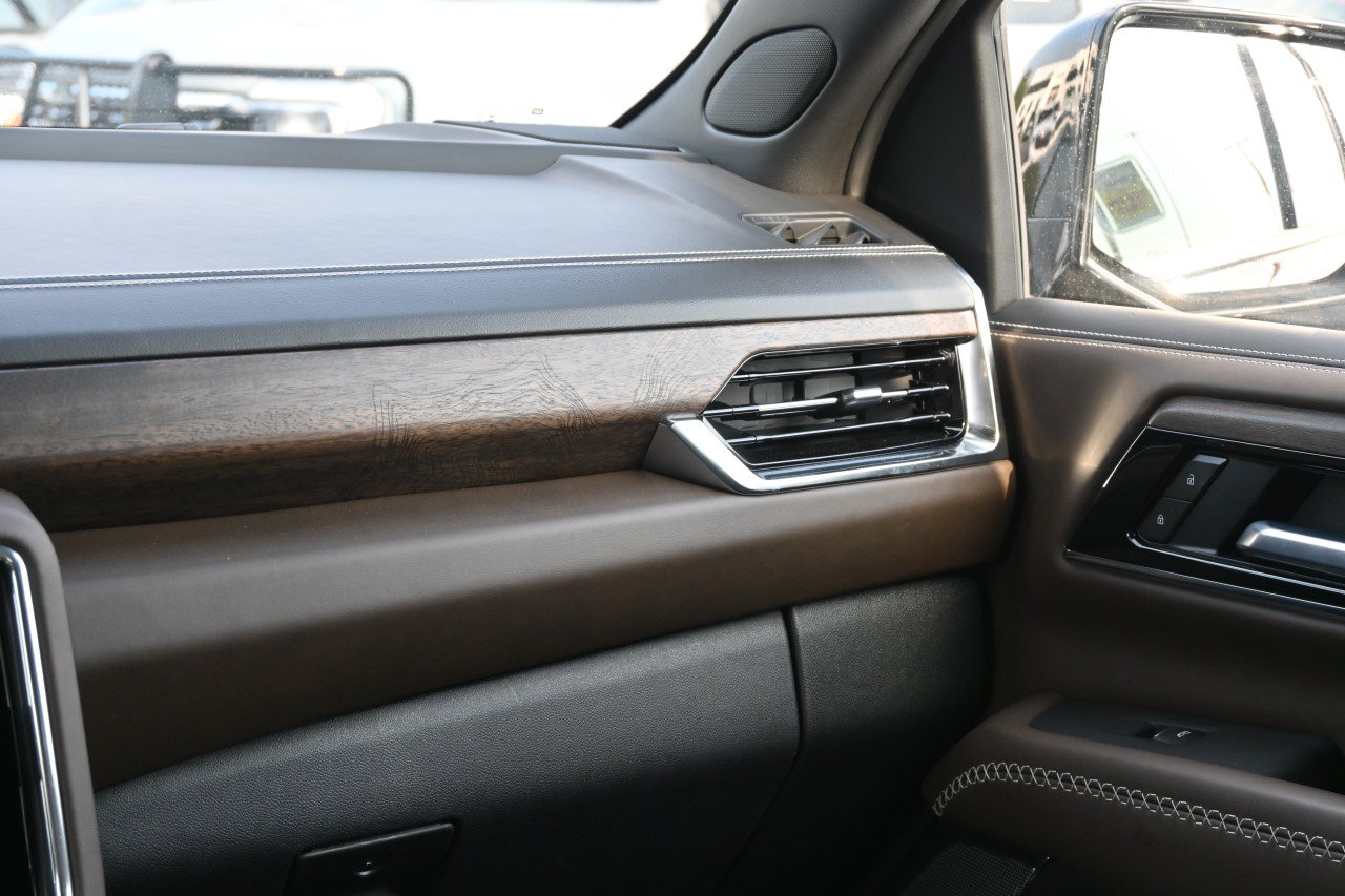 Certified 2025 GMC Yukon Denali Ultimate AWD/4WD image 8