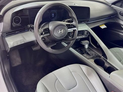 Certified 2025 Hyundai Elantra Limited FWD image 11