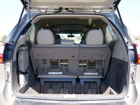 Used 2017 Toyota Sienna XLE image 14