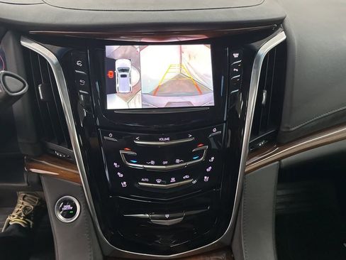 Used 2016 Cadillac Escalade Luxury image 16