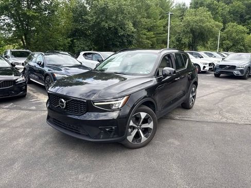 Used 2023 Volvo XC40 B5 Plus w/ Driver Assist Package AWD/4WD image 1
