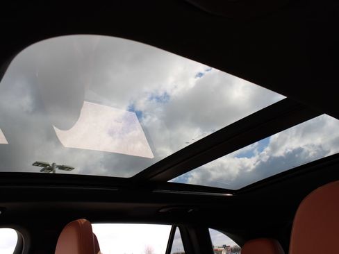 Used 2025 Mercedes-Benz GLC 300 4MATIC image 19