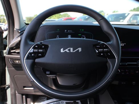 Used 2025 Kia Niro EX Touring FWD image 9