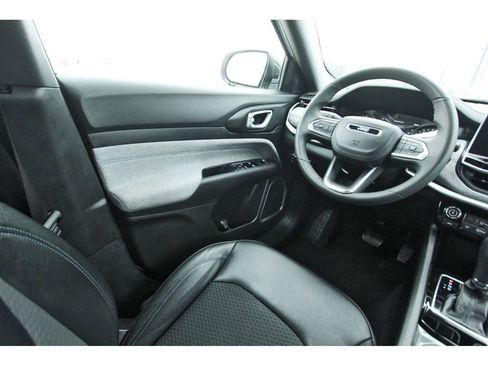 Used 2024 Jeep Compass Latitude image 8