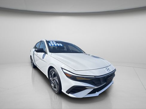 Used 2025 Hyundai Elantra Sport FWD image 3