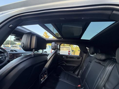 Used 2023 Porsche Cayenne AWD/4WD image 33