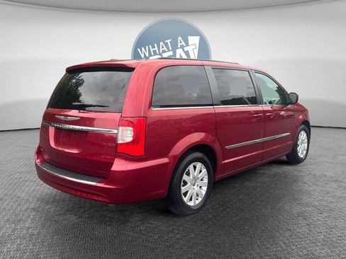 Used 2016 Chrysler Town & Country Touring FWD image 3
