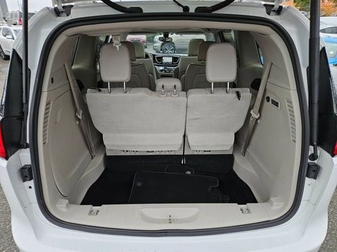 Used 2019 Chrysler Pacifica Limited image 18