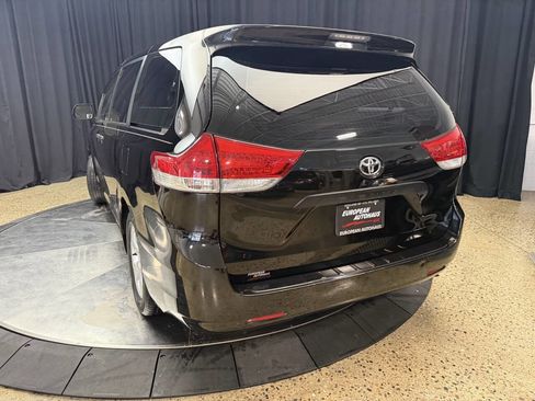 Used 2011 Toyota Sienna image 8