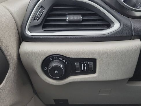 Used 2023 Chrysler Pacifica Touring-L FWD image 15