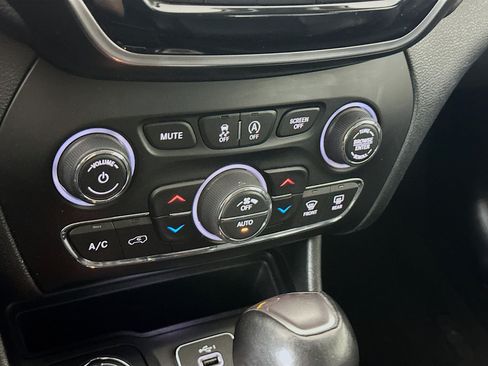 Used 2019 Jeep Cherokee Limited AWD/4WD image 22