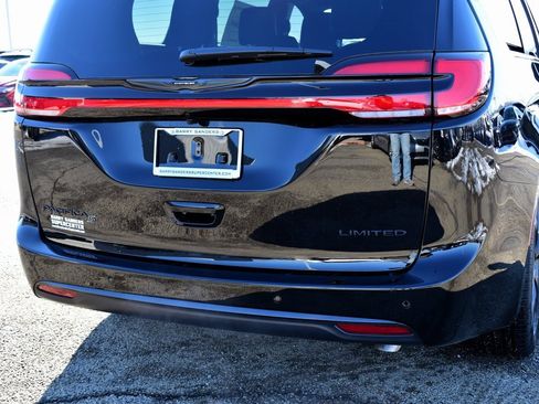 New 2026 Chrysler Pacifica Limited image 9