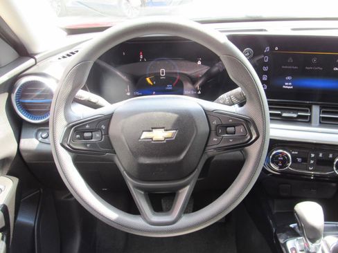 Used 2025 Chevrolet Trax LT FWD image 18