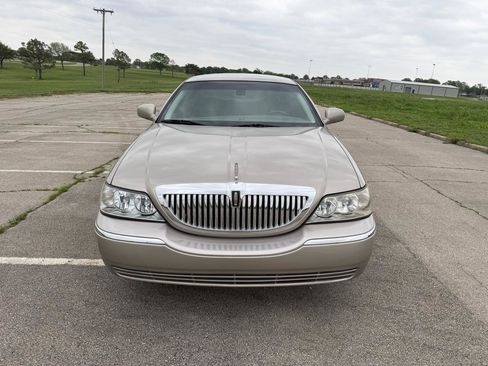 Used 2003 Lincoln Town Car Signature RWD image 7