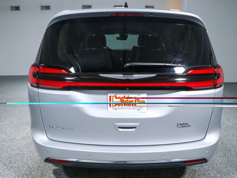 Used 2024 Chrysler Pacifica Touring-L FWD image 8