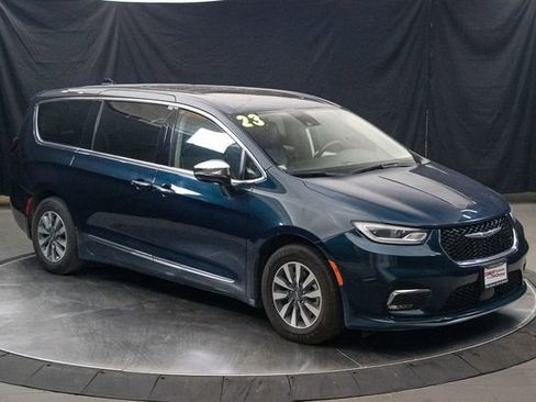 Used 2023 Chrysler Pacifica Limited FWD image 2