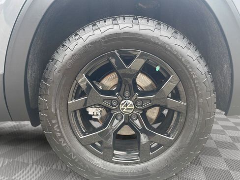 Used 2024 Volkswagen Atlas Peak Edition SE AWD/4WD image 31