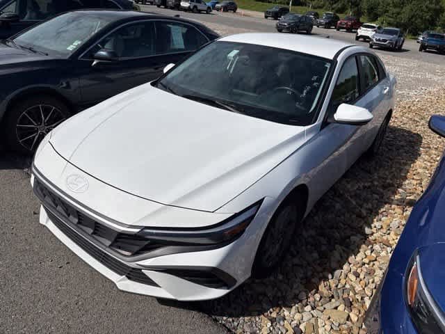 Used 2024 Hyundai Elantra SEL FWD image 1