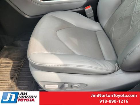 Used 2021 Toyota Highlander Platinum FWD image 25