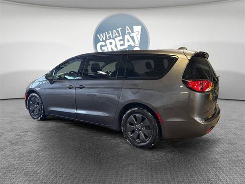Used 2020 Chrysler Pacifica Touring w/ S Appearance Package image 6