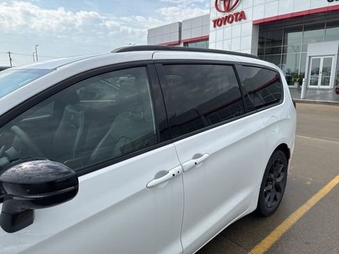 Used 2025 Chrysler Pacifica Limited image 30