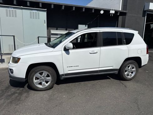 Used 2014 Jeep Compass Latitude FWD image 9