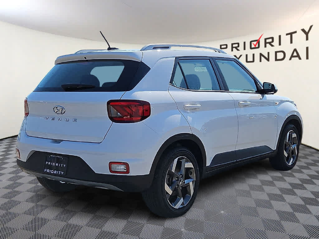 Used 2023 Hyundai Venue SEL FWD image 4