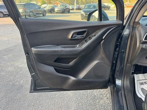 Used 2017 Chevrolet Trax LT w/ LT Convenience Package image 17